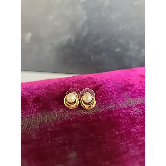 Faux Pearl Gold Tone Metal Stud Earrings Vintage - Picture 3 of 10